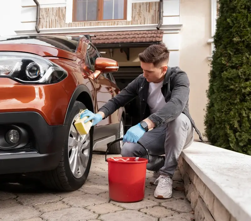 Lavage auto à domicile Cronce : professionnel intervenant sur un véhicule